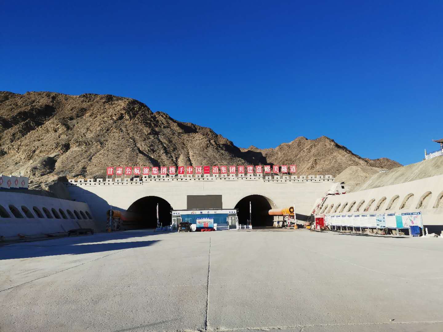 在建中的S06酒嘉绕城高速嘉峪关隧道.jpg